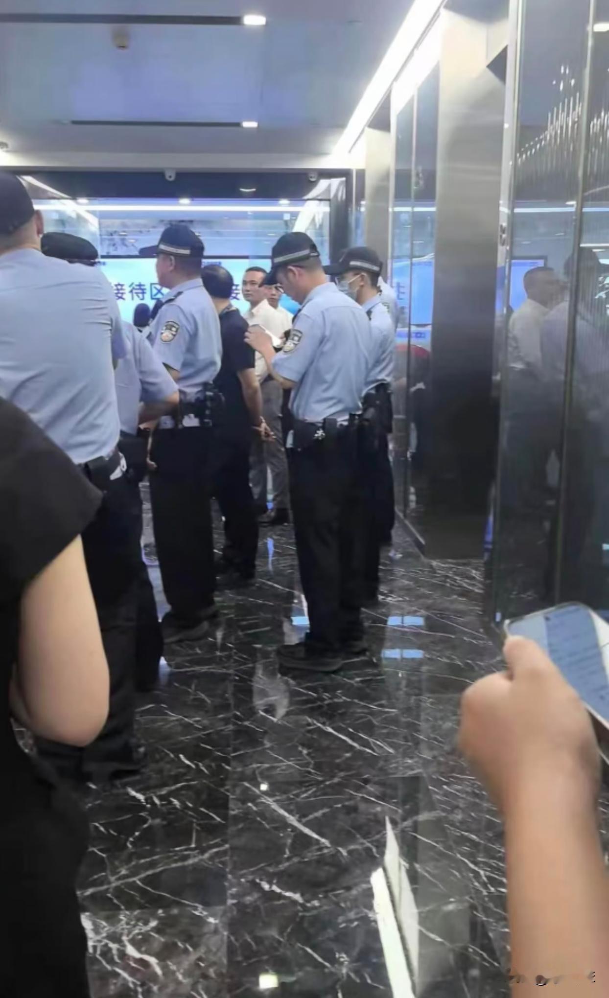 终于有人管ab贷了，一层楼的人全被扫了，评论区说说，看你们中招了没有？
