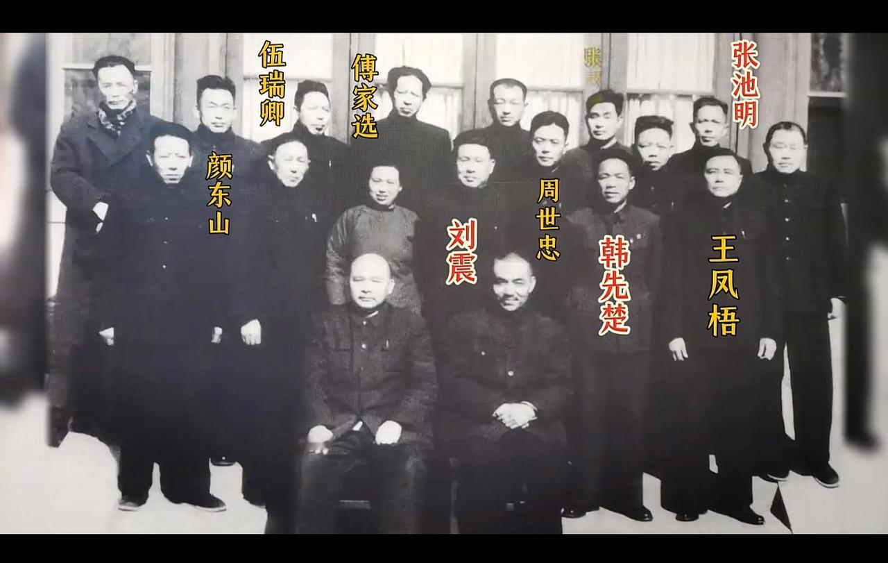 1961年，红25军合影，韩先楚只能站在后排，与徐海东在一起，坐C位的人是谁？应