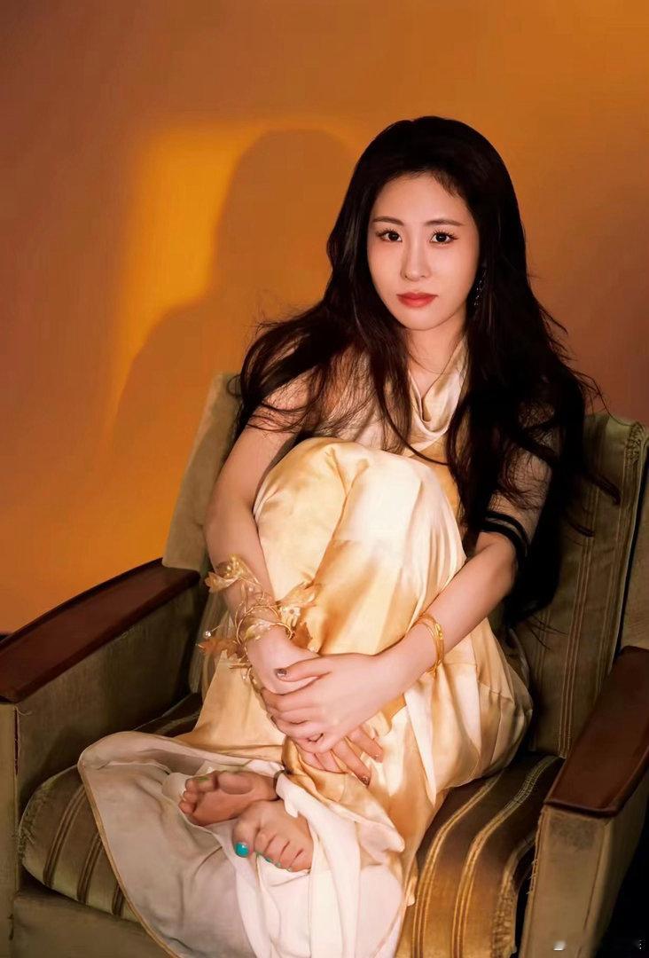 张碧晨涂了蓝色脚指甲，色彩别致，格外吸睛。 ​​​