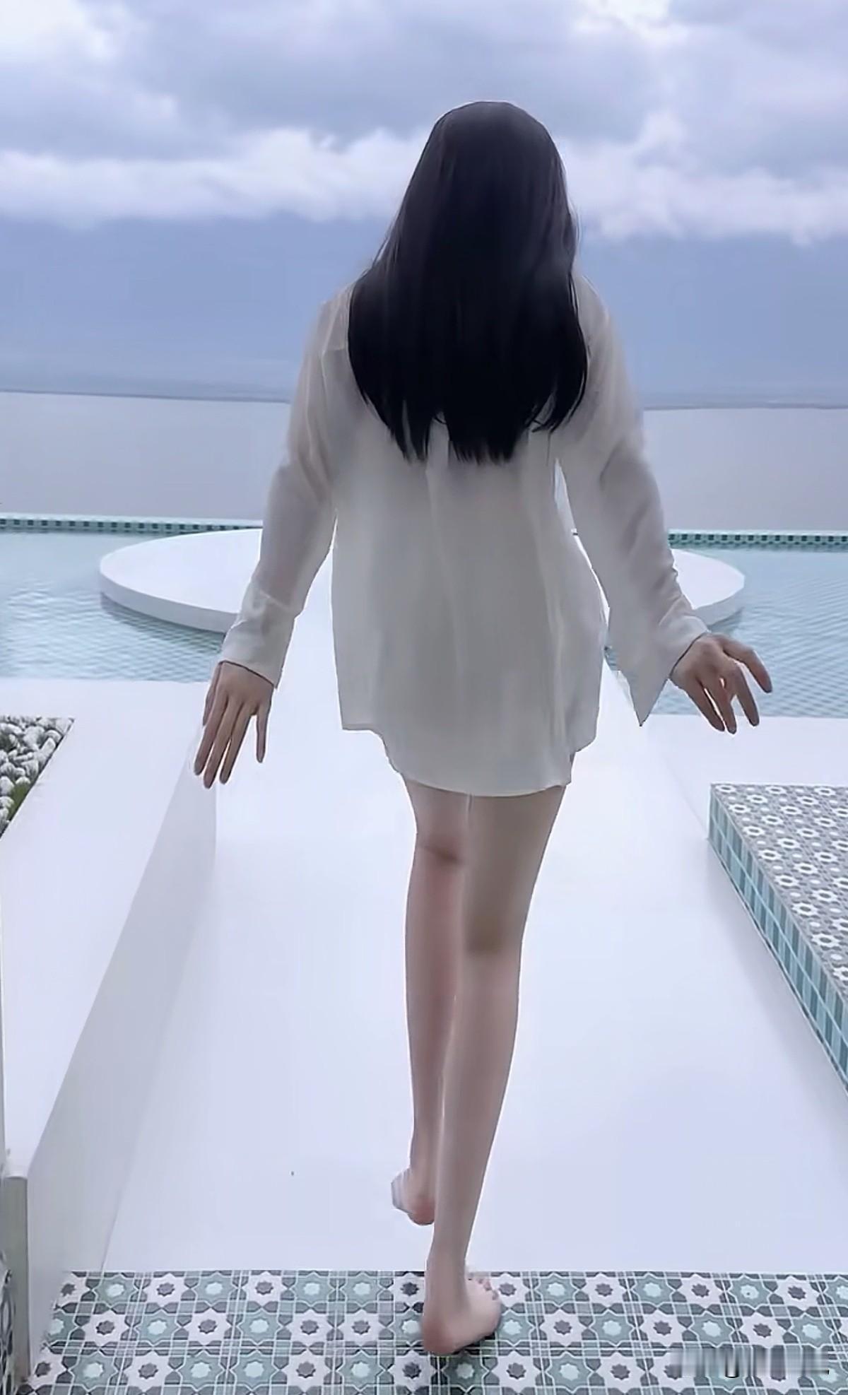 碧海映佳人，悠游天地间，
心随浪远，梦与云闲。