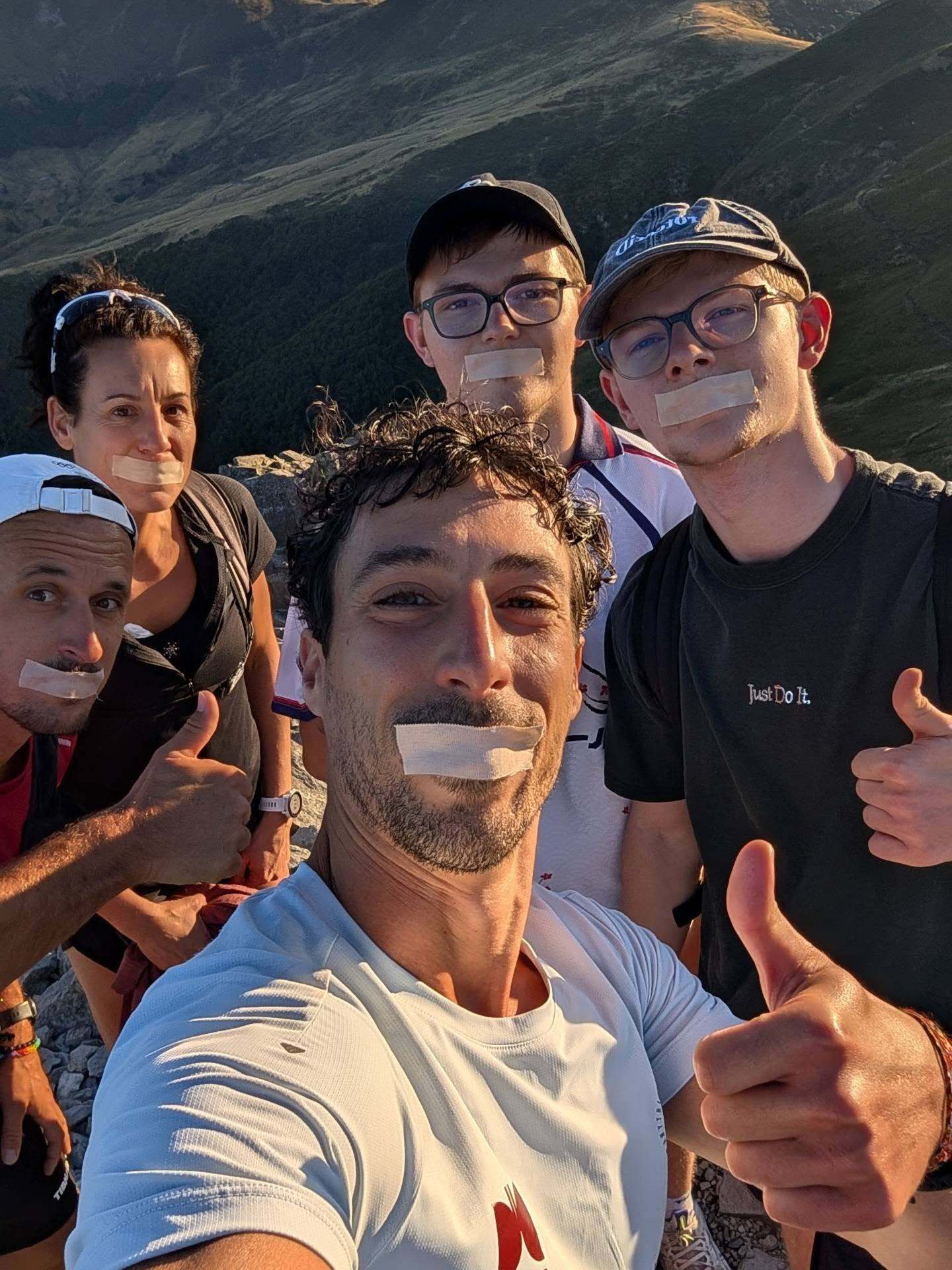 这两天在法国奥弗涅山区训练，嘴巴上贴着胶带以训练鼻腔呼吸。交替使用特定的热刺激和
