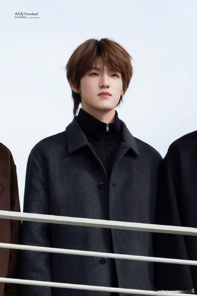 张泽禹ELLE五月刊封面 真的被张泽禹ELLE五月刊封面帅到，简约造型衬得他气质