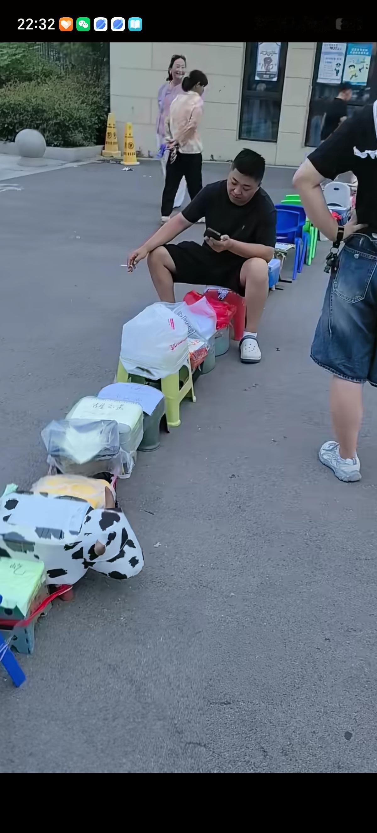 上学可真难啊，幼升小竟然早早就开始排队了，明天报名、今天排队。家长早早把椅子搬过