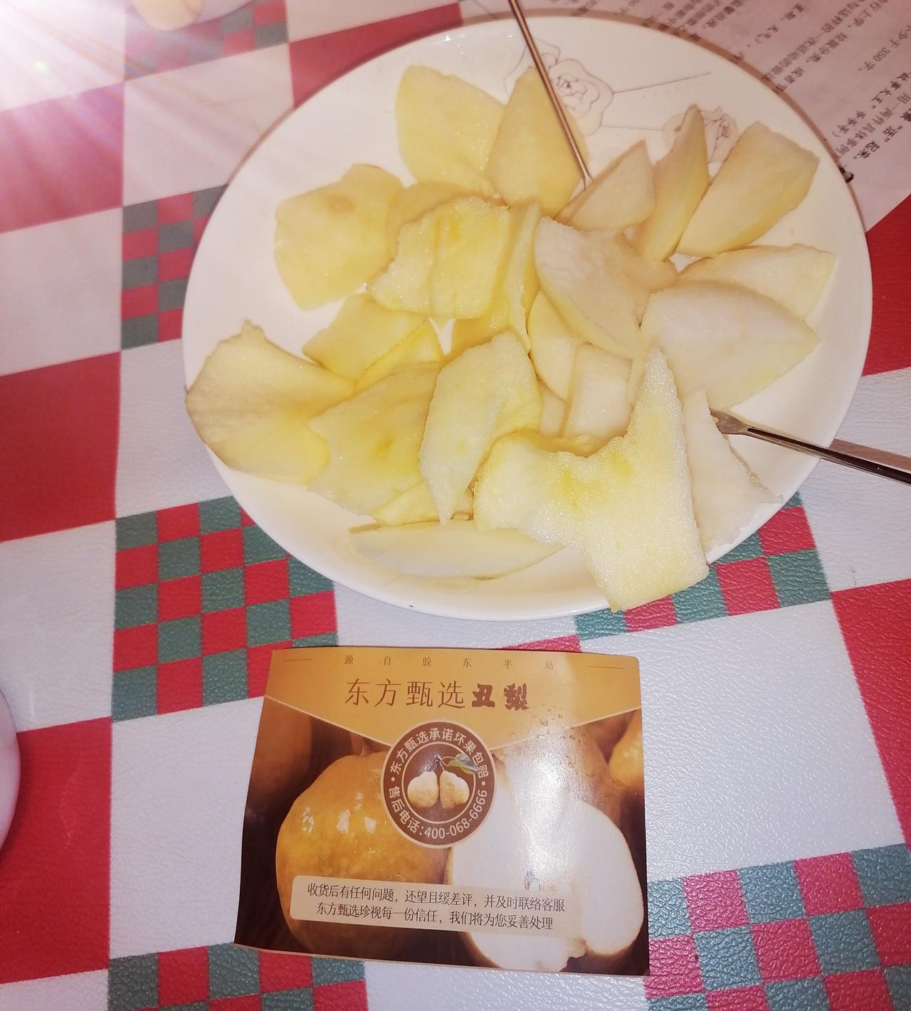 我老婆是比较独特的女人，她既在与辉同行买东西，也在东方甄选买东西，完全没有什么“