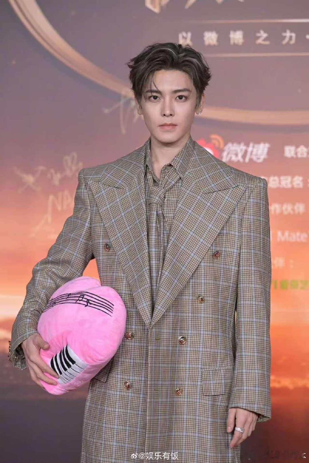 侯明昊在2024微博之夜上的英伦风造型，堪称完美！西装笔挺，发型时尚，帅气难挡。