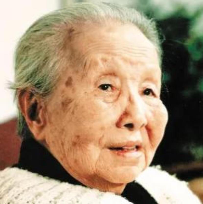 1933年，冰心公开发文讽刺林徽因是个喜欢被男人围绕，有伤风化的女人。林徽因知道