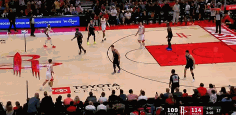 太有意义了！杜兰特超越乔丹一球，来自谢泼德的传球！
在火箭和热火比赛进行到第四节