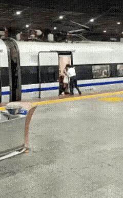 女子等老公上车，不让列车关门，她这一闹可不是本车晚几分钟那么简单。