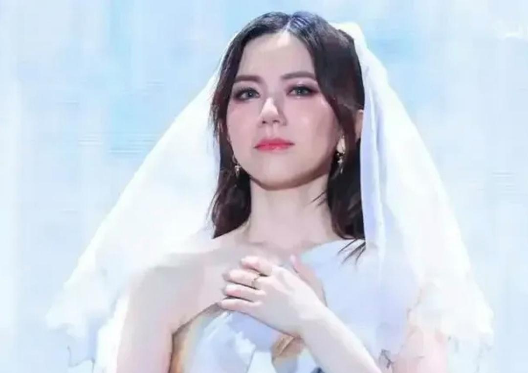 1. 刘亦菲这两年虽然进组不算多，但商务一直在线，LV、宝格丽这类高奢合作也比较