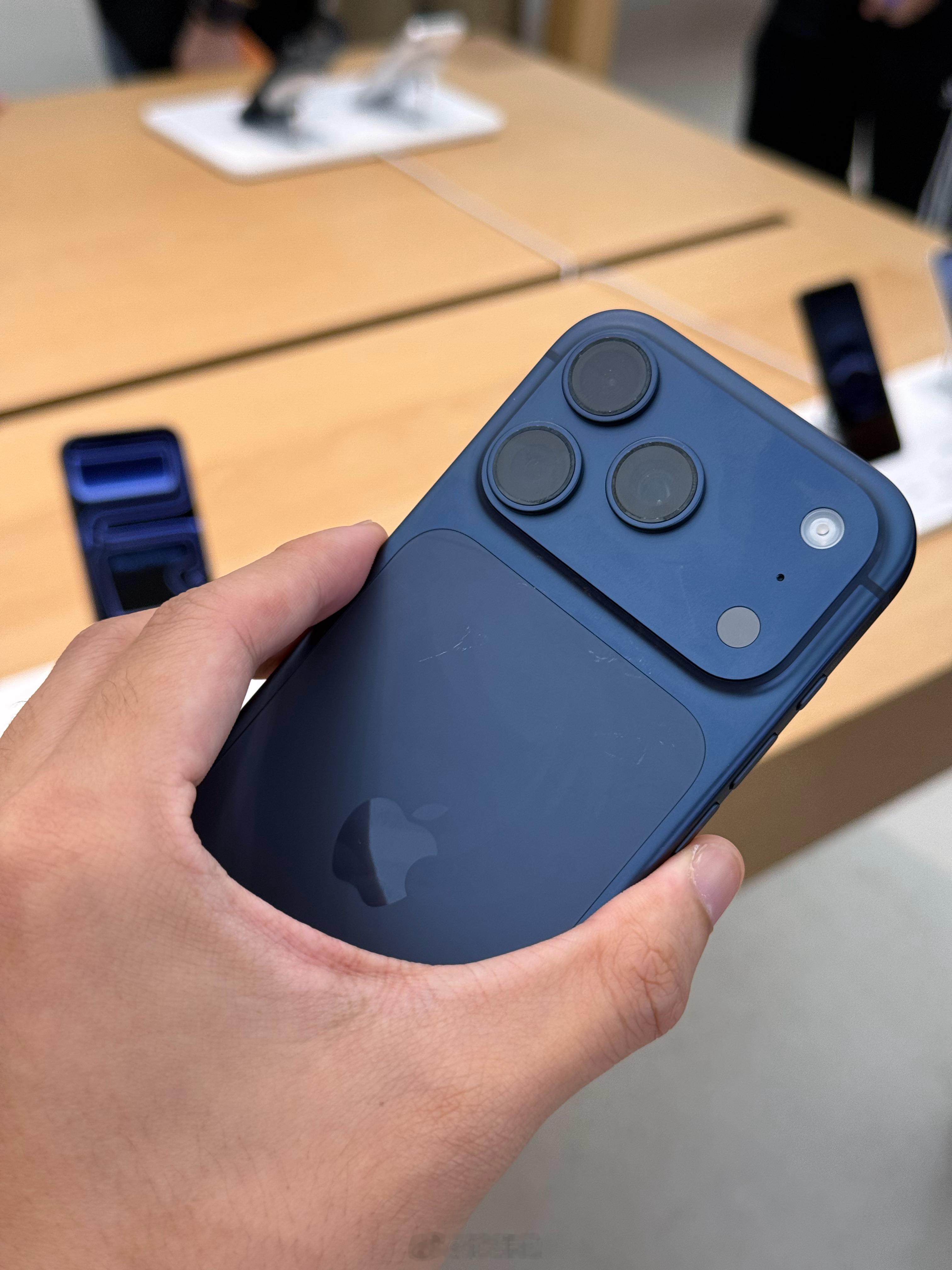 iPhone17Pro演示机才一个上午就这样了[这掉漆刮痕有点厉害，大家还是带套