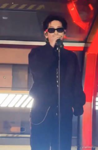 周震南搂着苏翊鸣唱BBB 看着周震南搂着苏翊鸣唱歌，脑子里次元壁彻底碎裂，奥运冠