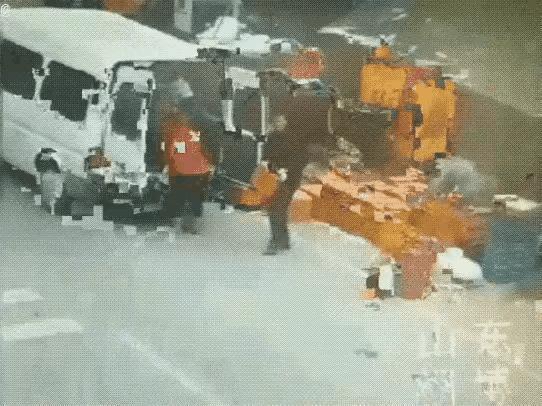 画面让人痛心，又让人疑惑，大家猜猜，三轮车驾驶员是在刷手机还是犯困，或者喝高了呢