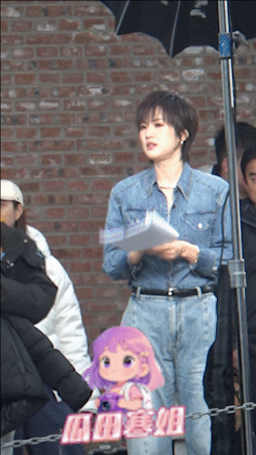 姚安娜拍短剧妆发好显老 姚安娜拍短剧的造型你觉得如何？拍戏时，姚安娜手拿剧本和笔