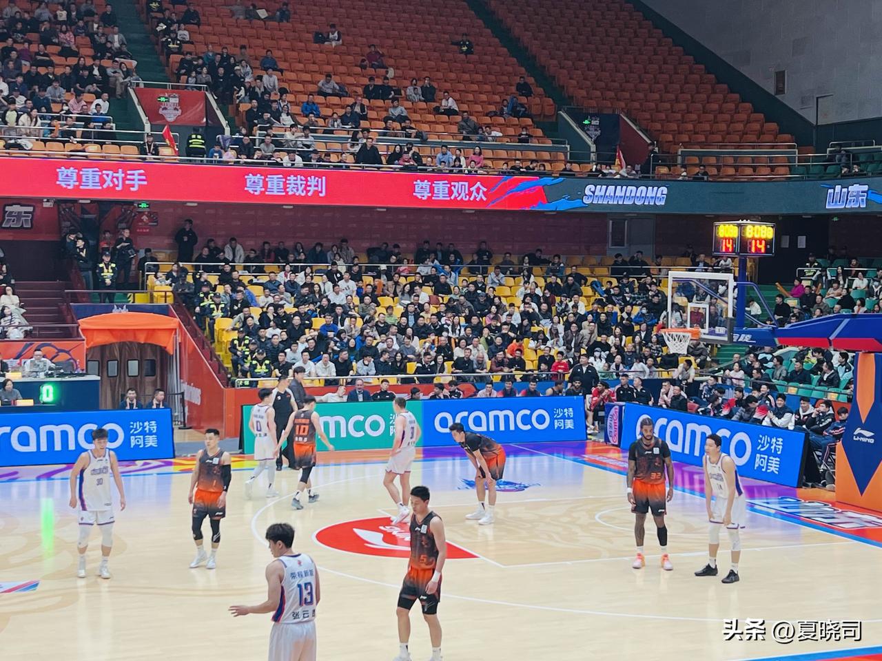 克里斯状态不错，约翰逊还需要证明自己，尤其是外线投篮，琼斯真的需要加把劲了，护筐