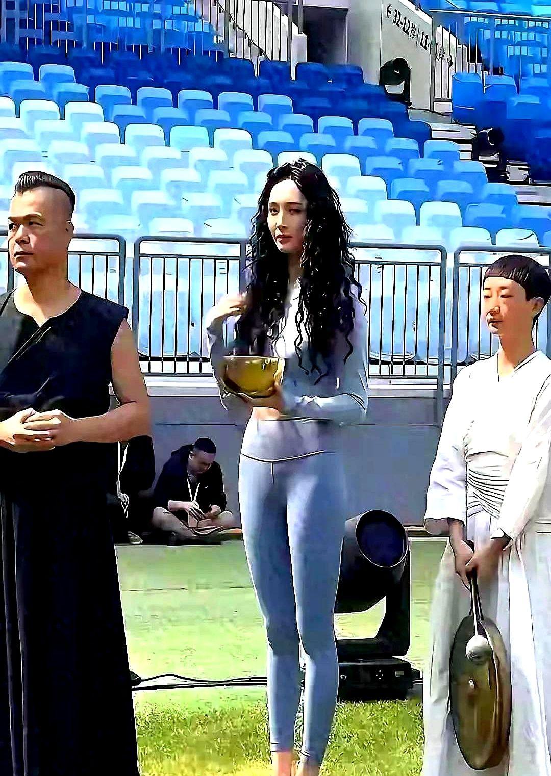 迪丽热巴的“顶级感”，不是靠吵闹炒作，而是精准卡位。

她平时话不多，但该露面的