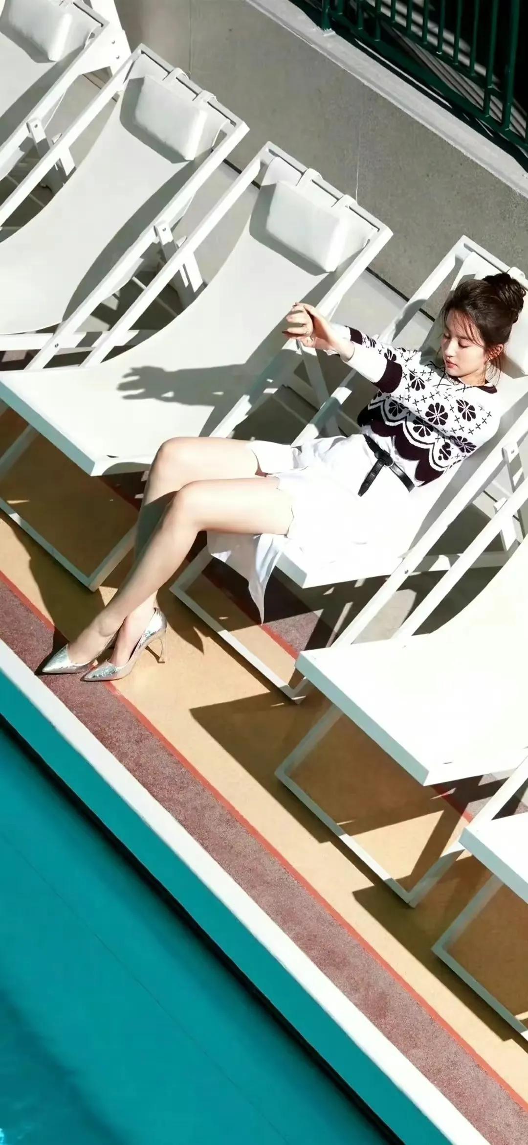 刘亦菲秀美腿，神仙姐姐真是hold住各种造型呀，穿短款毛衣配小白裙俏皮又甜美，光