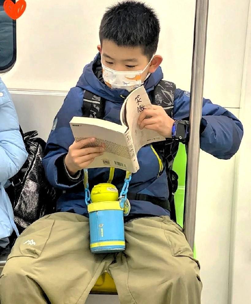 地铁上瞅见个娃，坐那儿抱着本书看得贼入迷，结果凑过去扫了一眼，好家伙，你们自己瞅