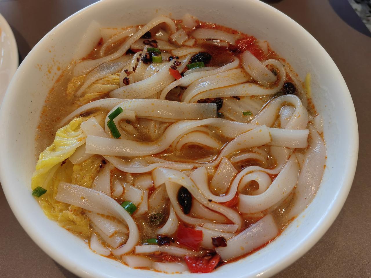 东莞，一碗河粉作早餐。
​原本想出去走走，下雨。一城一走东莞站暂停……