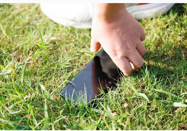 郑州一女子捡到手机，开不了机。随意丢弃，被判赔偿 6000 元给失主。这名女子路