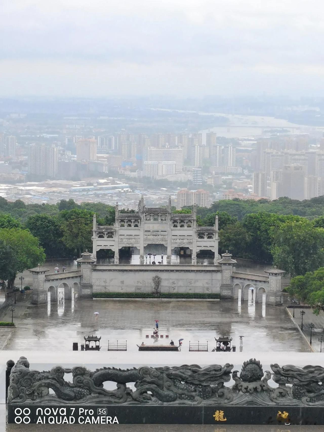 女人在乎一个男人的表现有，
会听你说话，喜欢你靠近，会吃醋会牵挂，有小女人模样。