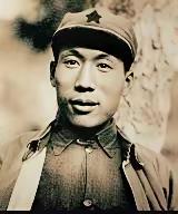 1945年，日军空军大队300多人被俘，一个少佐大胆指着伍修权的腰间：“能不能把