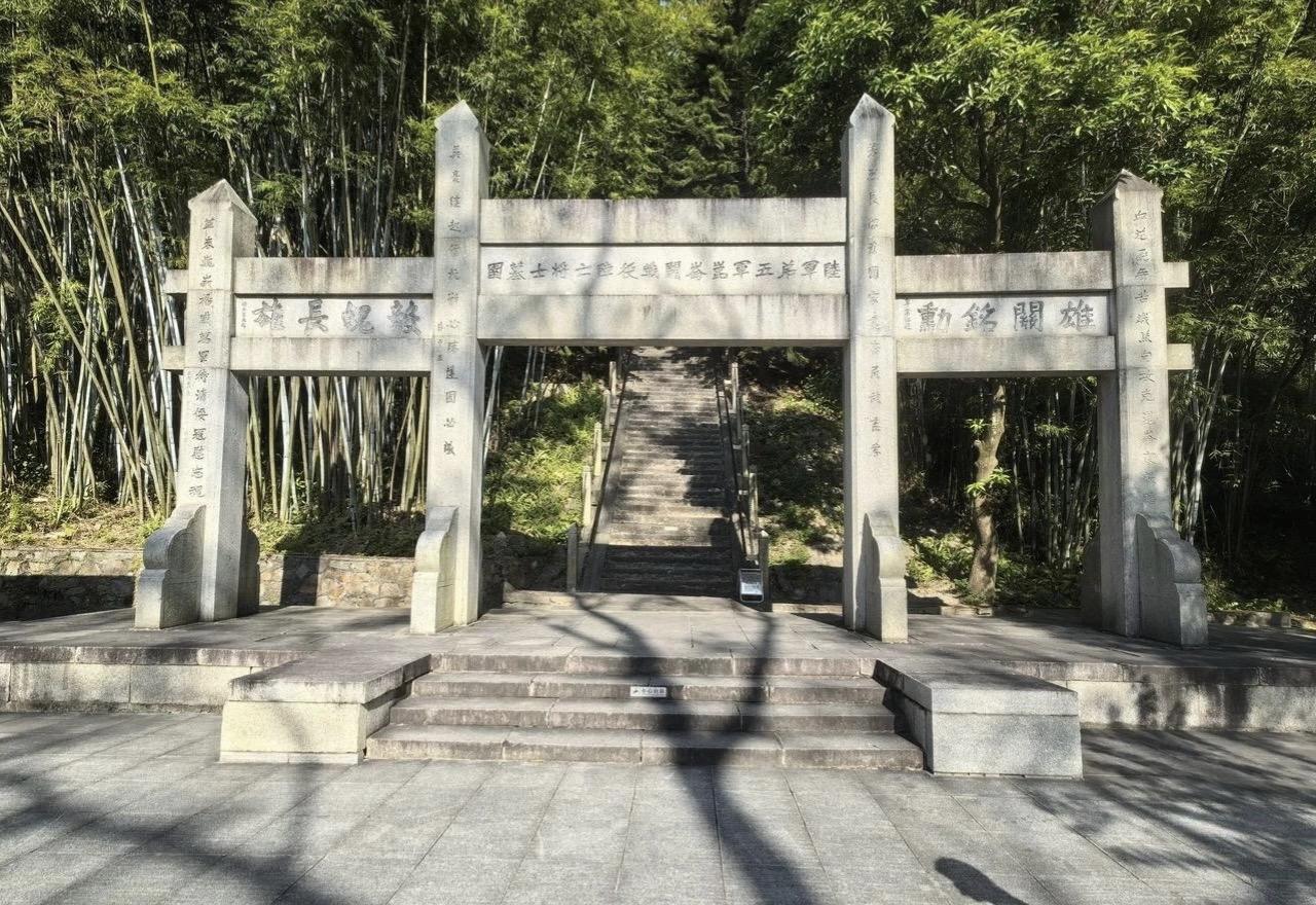 昆仑关阵亡将士纪念塔。陆军第五军昆仑关战役阵亡将士墓园是战后国民革命军...
