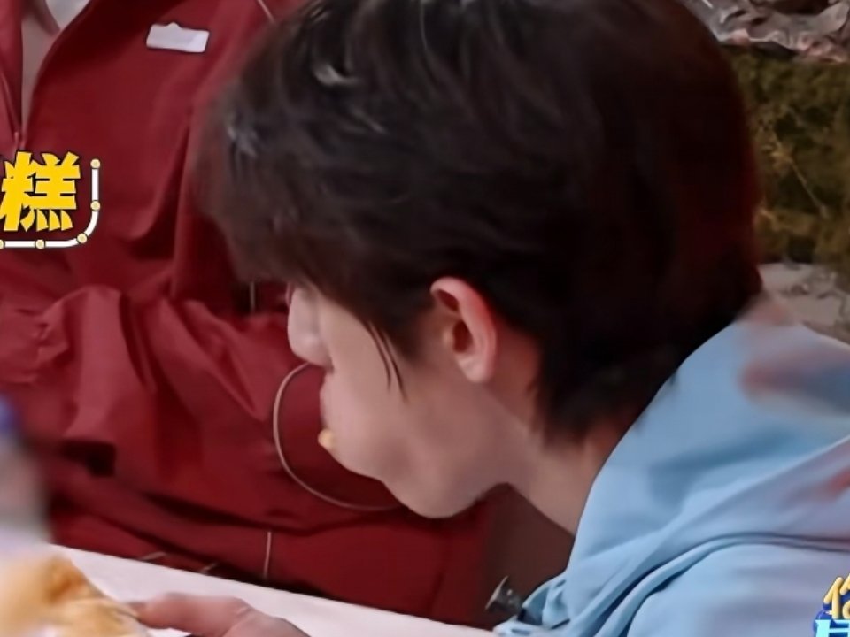 赖伟明一口一块蛋糕刷到你好星期六这段我直接惊了，赖伟明那个嘴看着挺小的，怎么一口