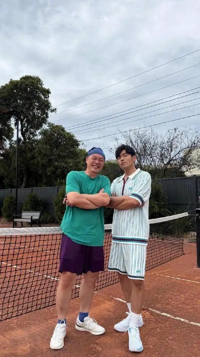 2月2日，陈奕迅在社交平台晒出与周杰伦的网球合影，配文尽显兴奋："澳洲第一打！天