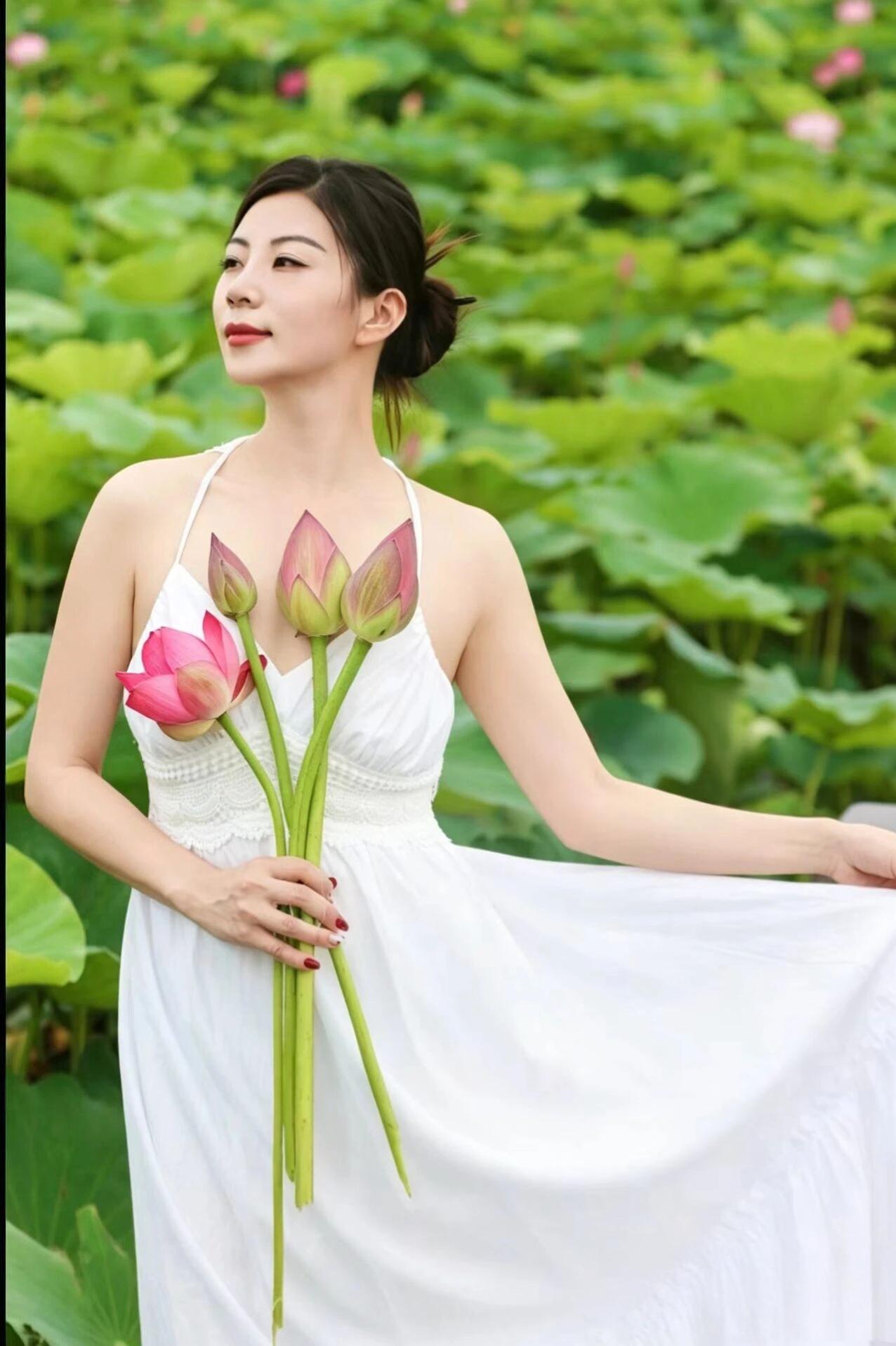 夏日荷塘仙子，粉荷与白裙相映成趣