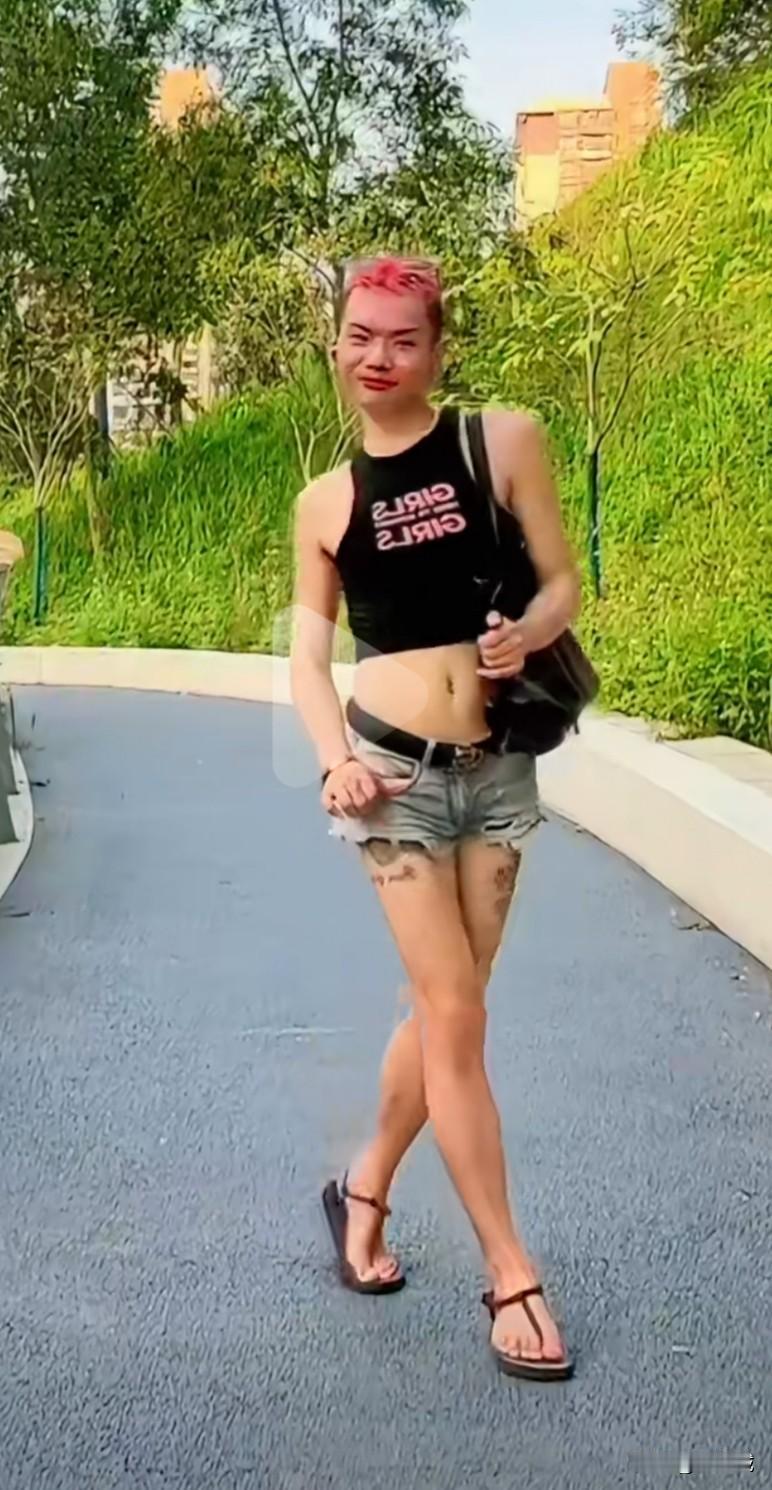 这是什么物种
这是从泰国回来的吗
还是从哪个精神病院跑出来的
让那些大爷看见不得