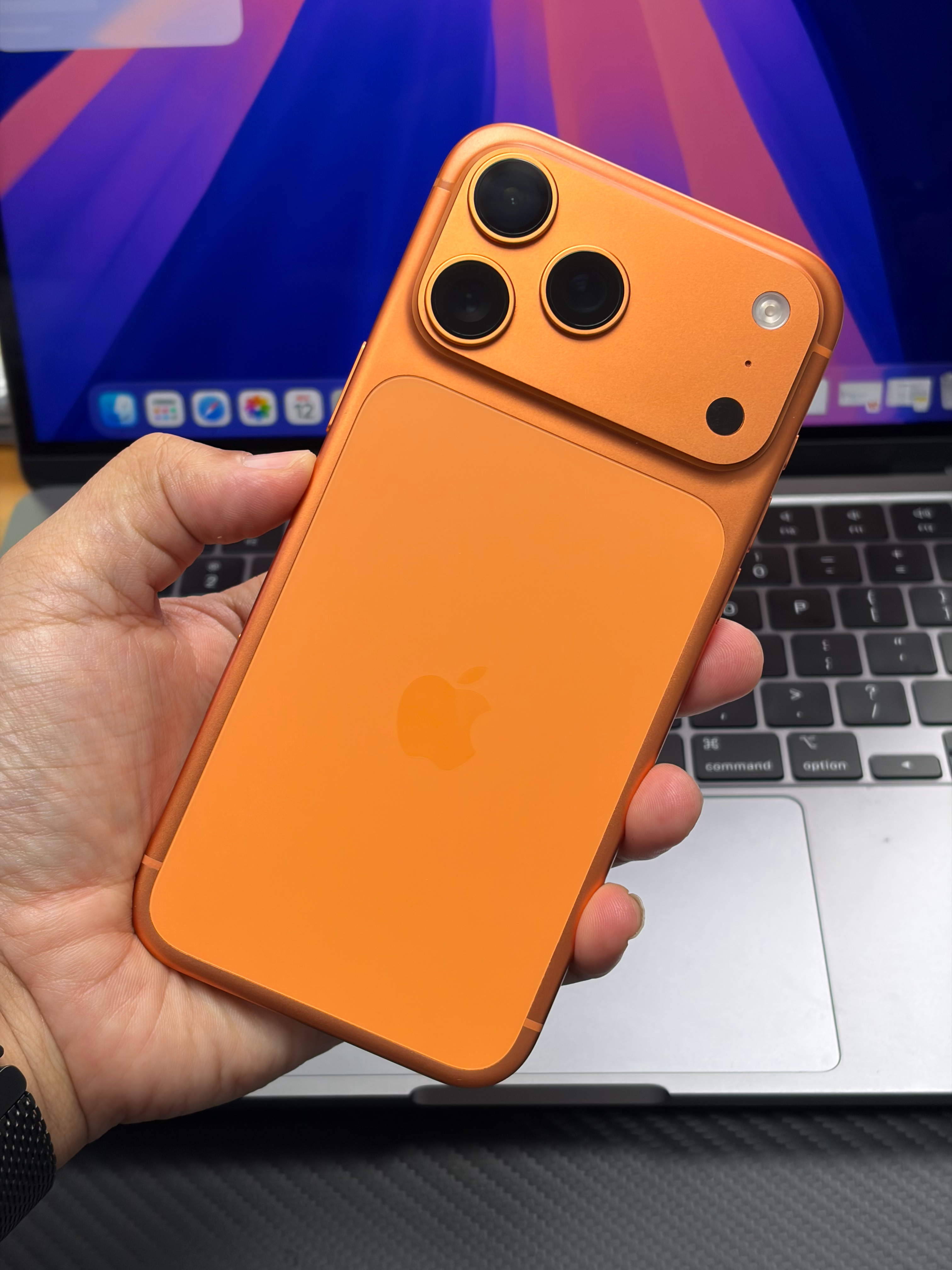 特价两台iPhone 17 Pro Max未激活256G蓝色，到手就一个小鼓包，