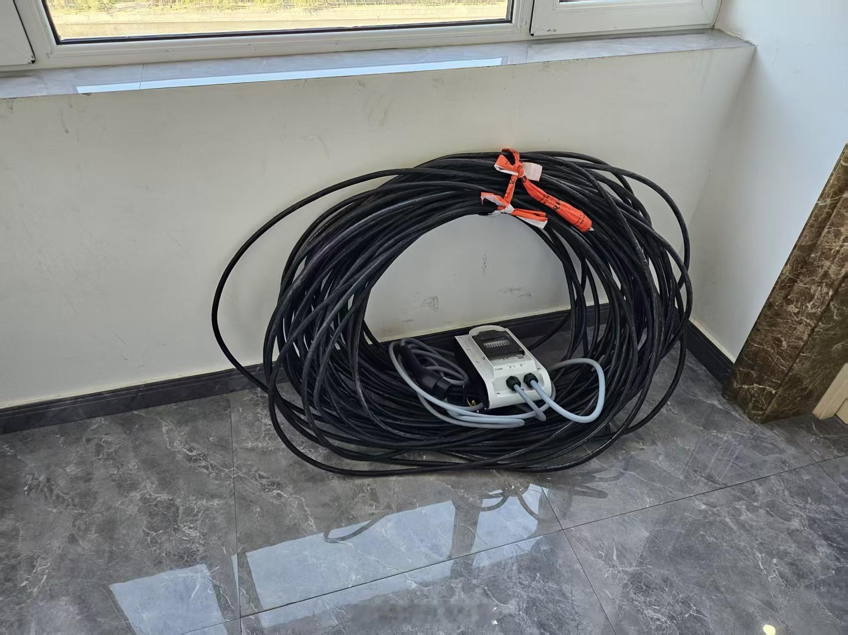 群里聊起电动车的偏见，一位车主晒出了王炸场面：装好的充电桩，被邻居联名举报之后，