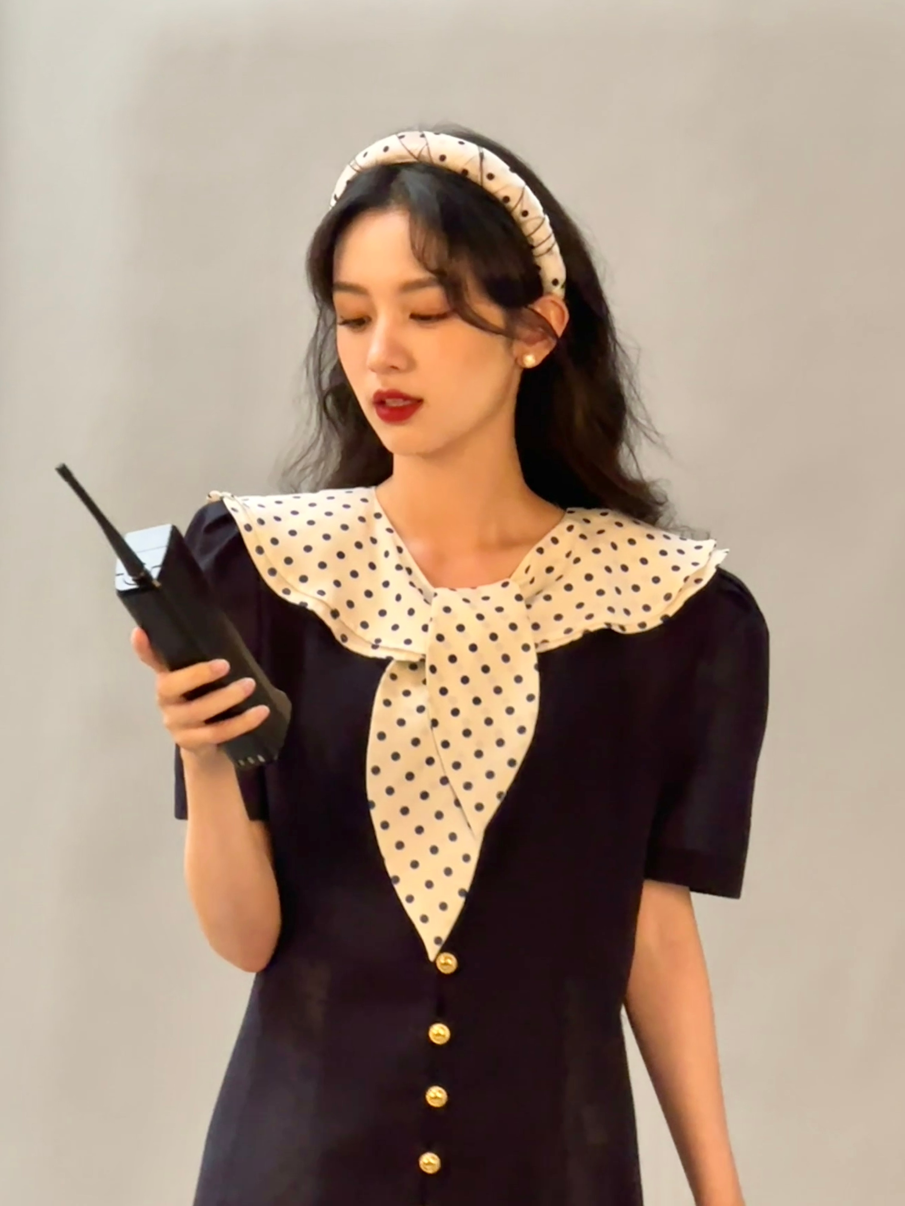 周也翟潇闻吻戏周也你好1983 夏晓兰妈咪发来照片藏青裙+波点领自带年代滤镜，拿