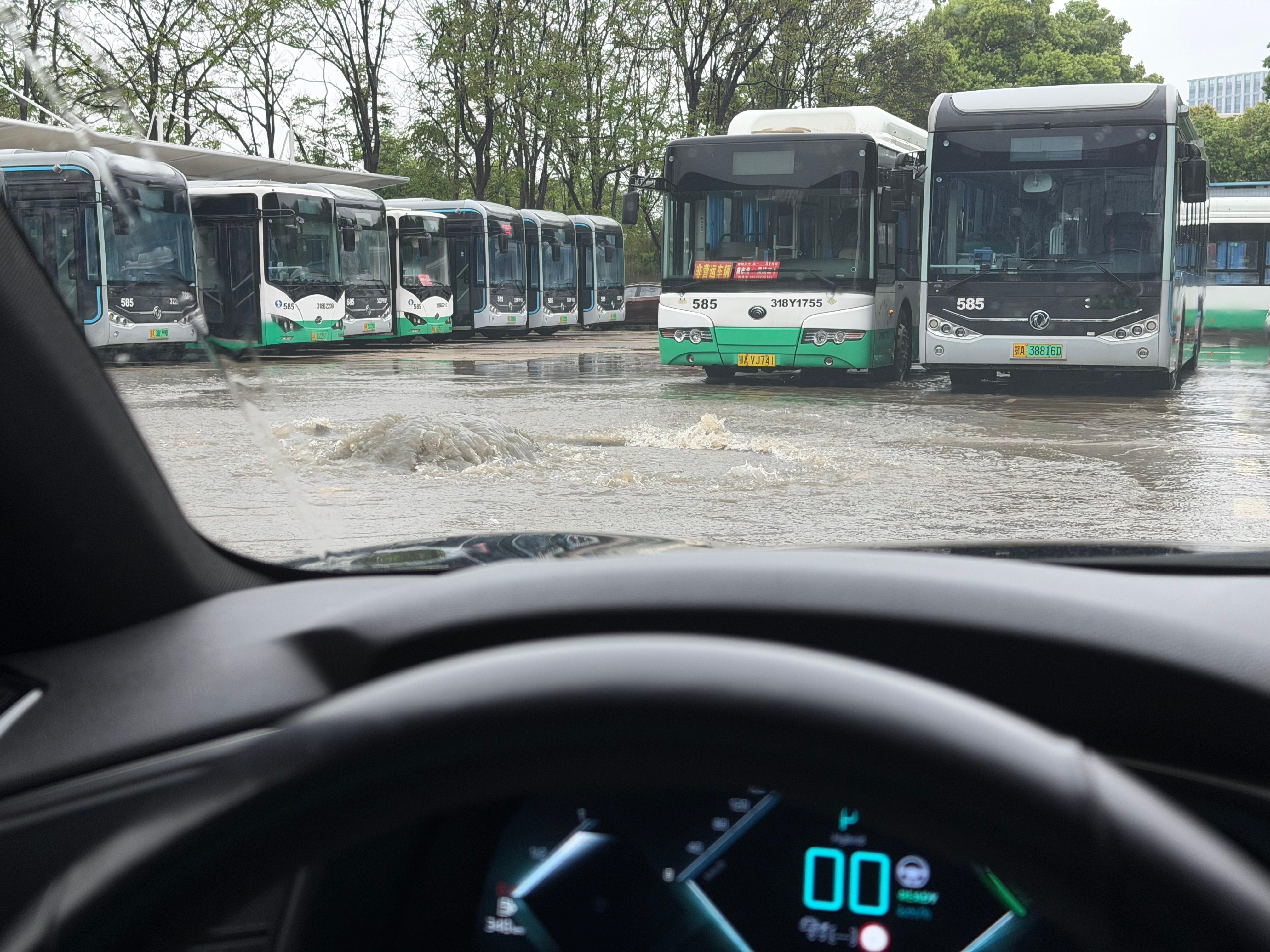 武汉暴雨 武汉全城被洗的干干净净，下水道直接冲爆了。。。 