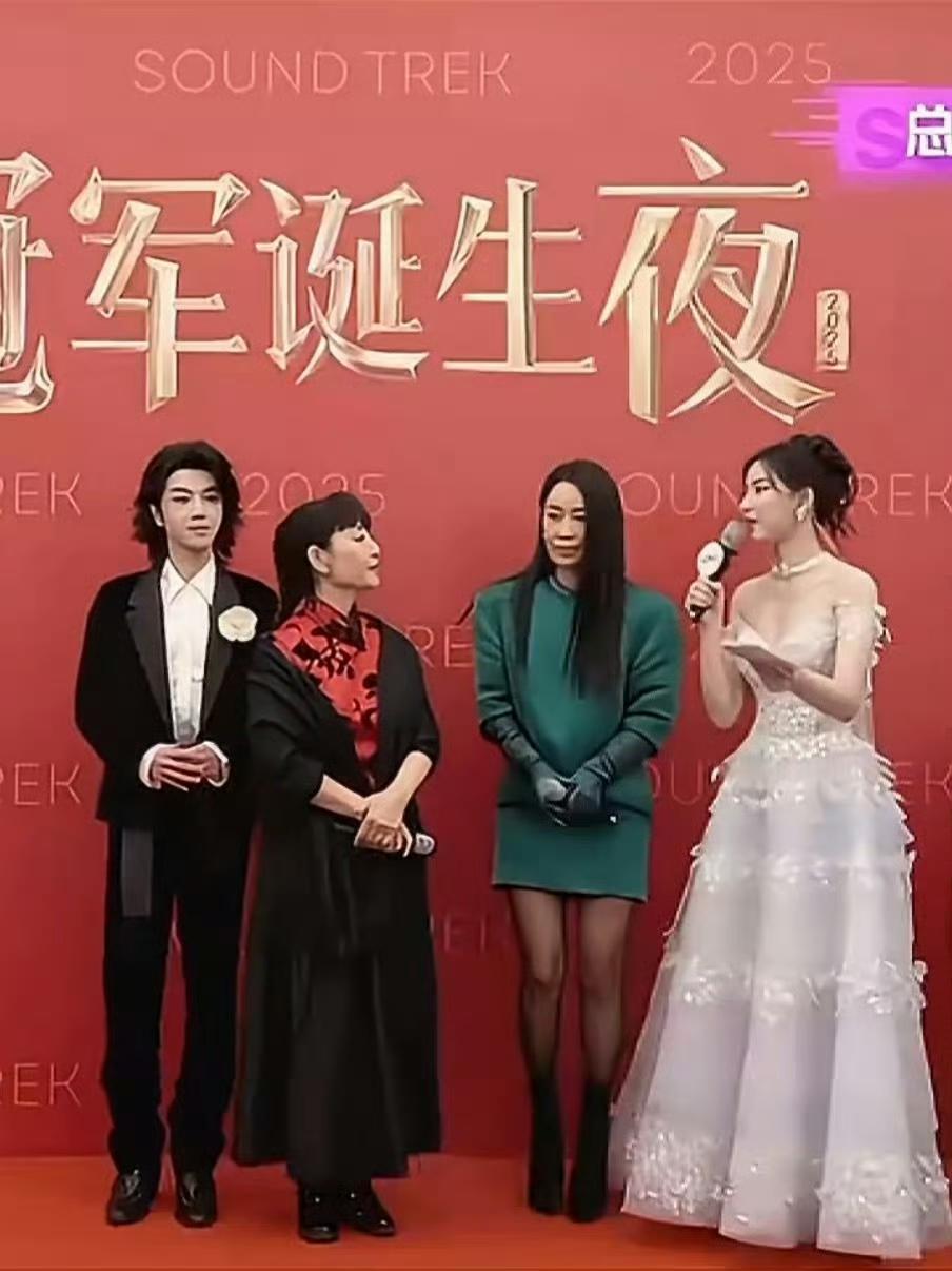 58岁的那英又上热搜了！
但这次不是因为她的歌声，
也不是什么炸裂发言，
而是凭