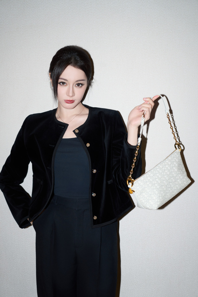 迪丽热巴黑色系穿搭look酷中带甜的迪丽热巴 酷中带甜的迪丽热巴，今日份迪丽热巴