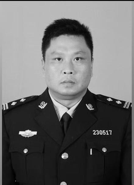 痛别！
抢救13个月仍没能留住！
57岁老交警倒在执勤岗位，一路走好。
时间回到