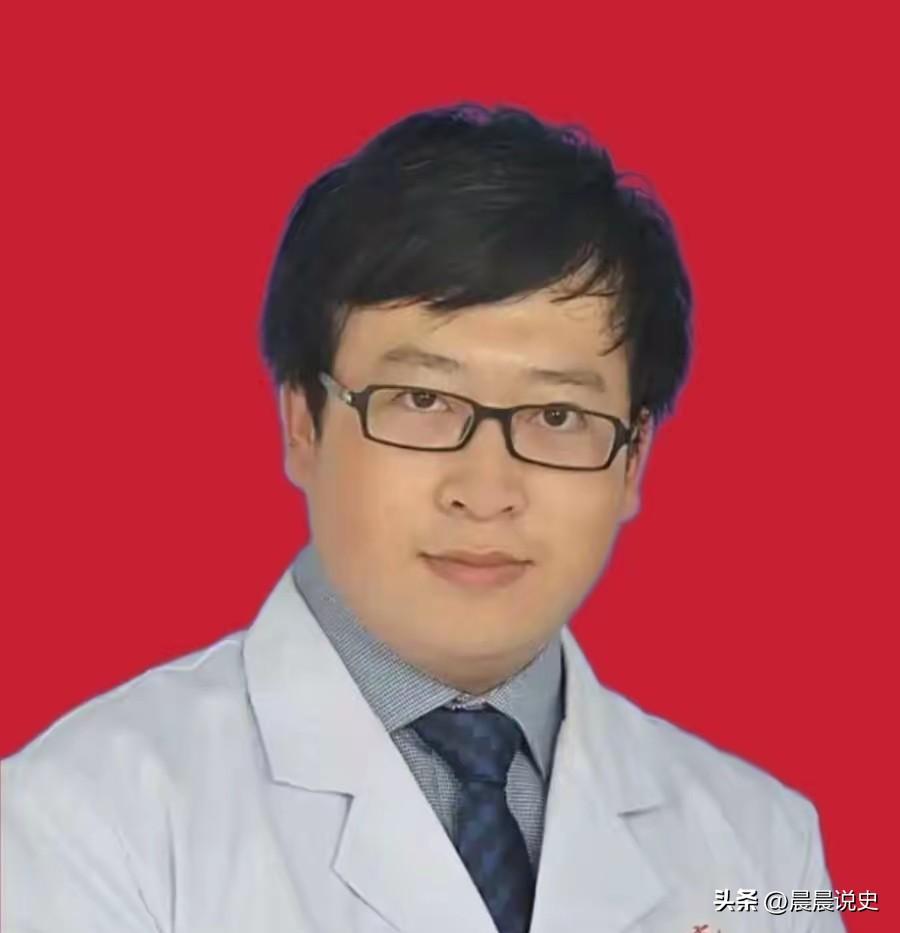 央视新闻点赞了！甘肃兰州，黄河里面飘着一个人，众人在岸上施救，不料有一个大学生，