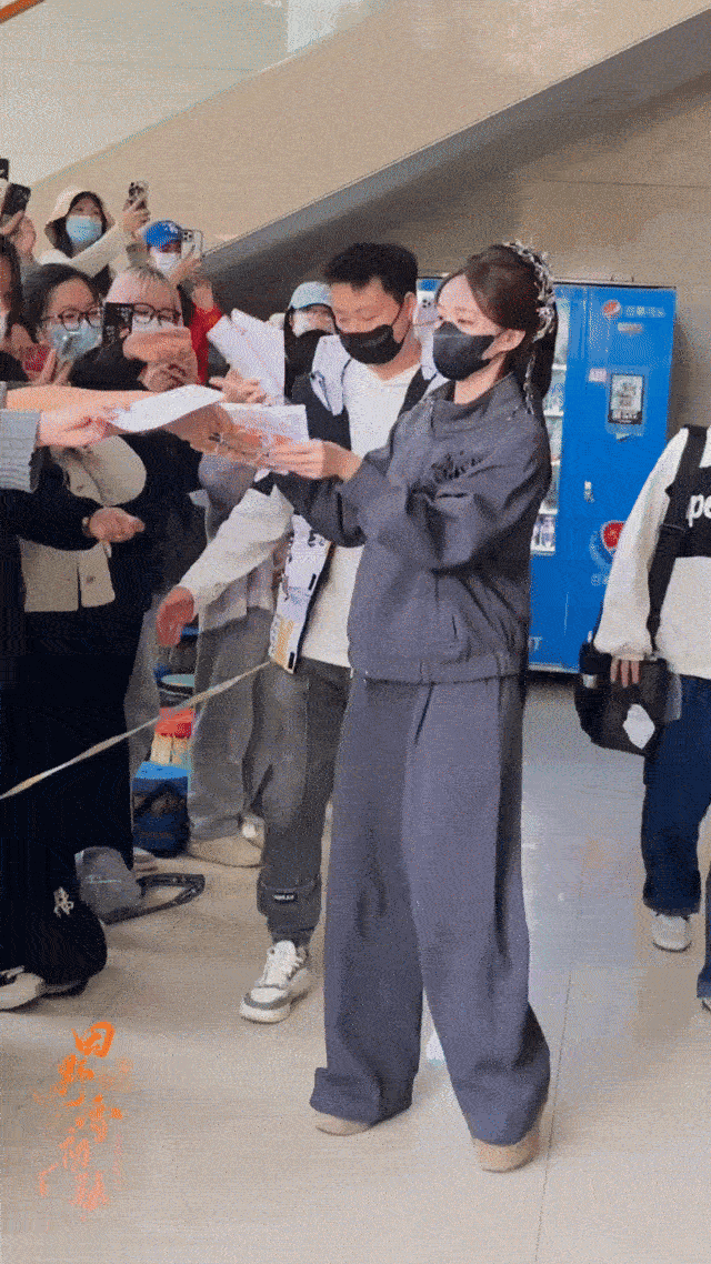 李一桐被喊妈妈的反应谁被李一桐的“妈妈”反应甜到了？亮晶晶的眼尾泛着羞赧，嘴角却