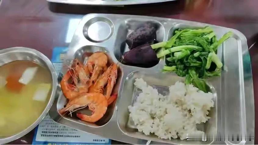 来围观别人家的高校食堂推出的减脂套餐，
高校如今也是一个大的社会，
食堂作为重要