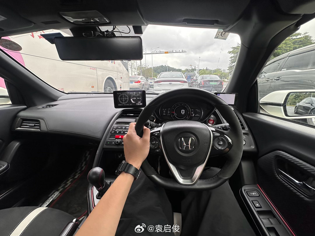 嘿嘿！看我今天开的是什么可爱的小车车呀