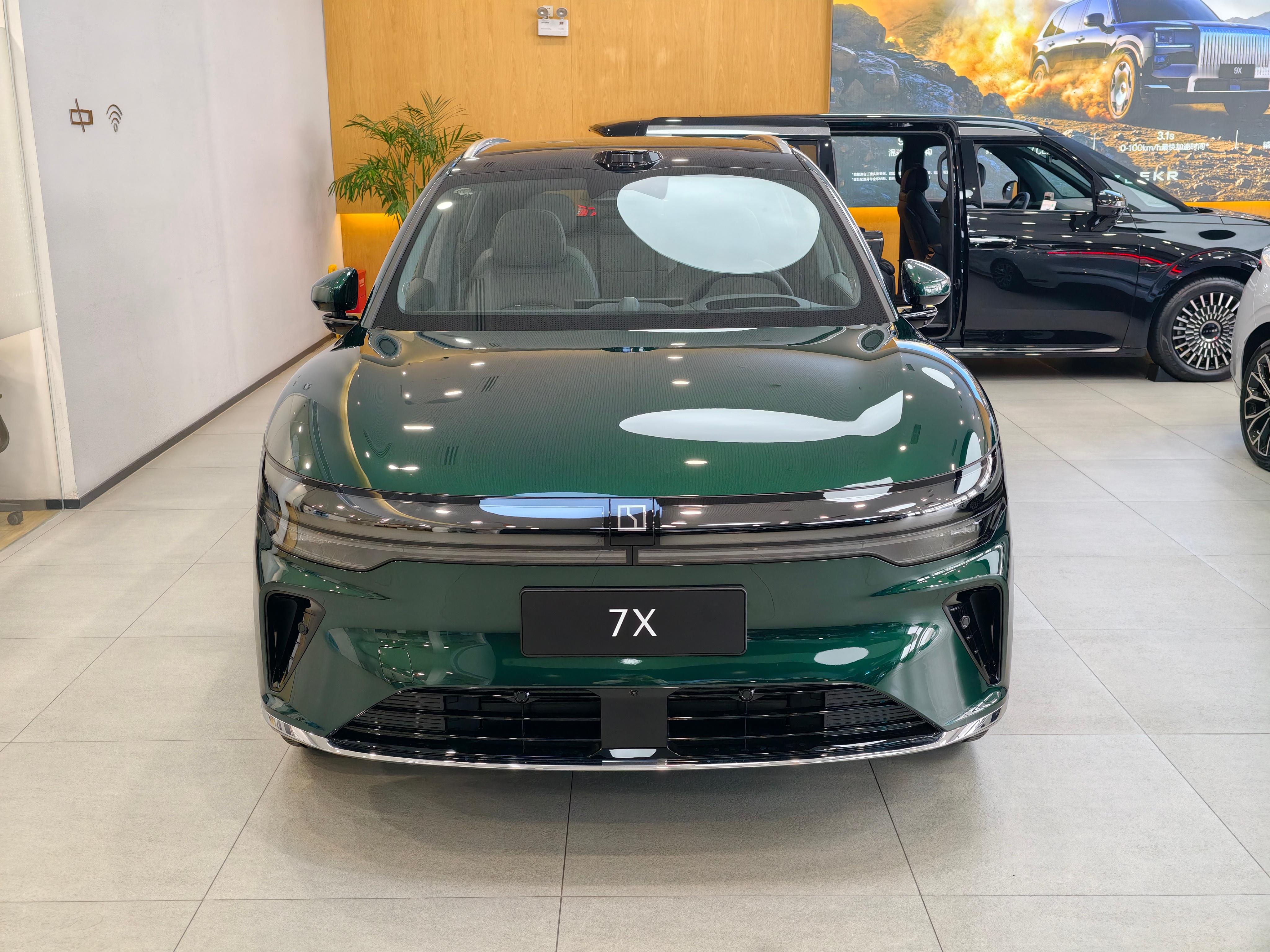 来店里看看焕新版极氪7X。和上一代比，还是有一些变化的。首先最明显的就是车身的四