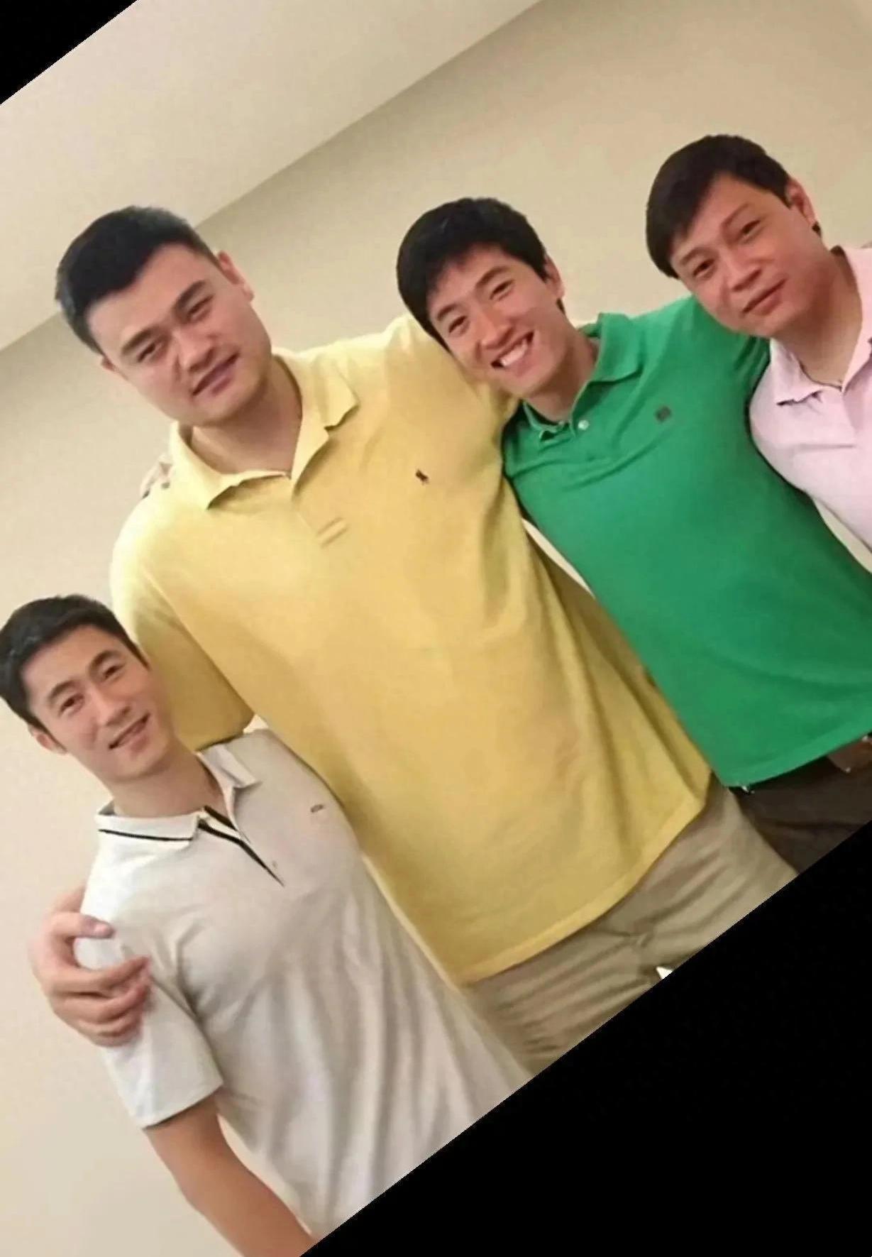 上海体坛四大天王居然同框啦！

姚明：2.26米，NBA巨星，入选奈史密斯篮球名