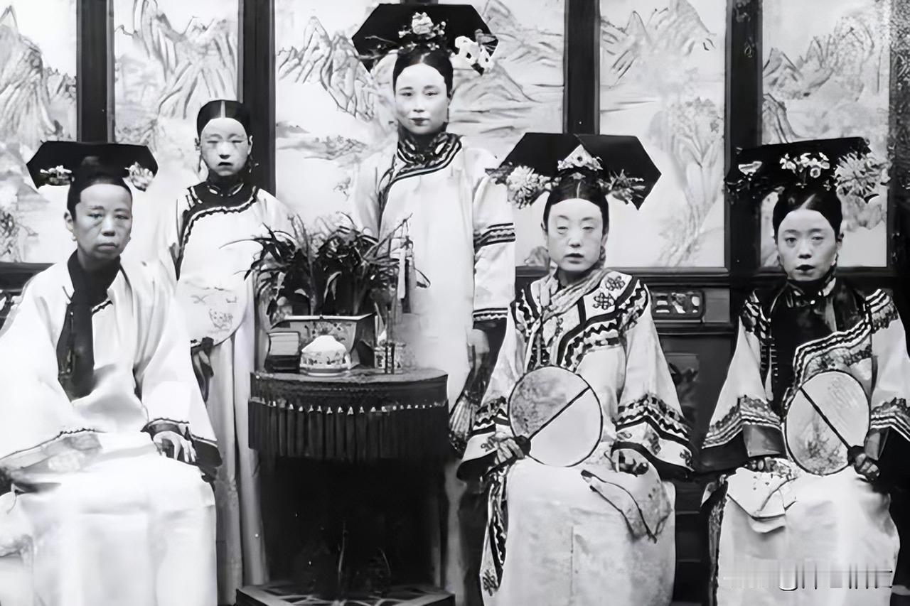 古代宫女嫁给太监，受尽没受过的罪。

应了皇城根那句老话：你想要受没受过的罪，嫁