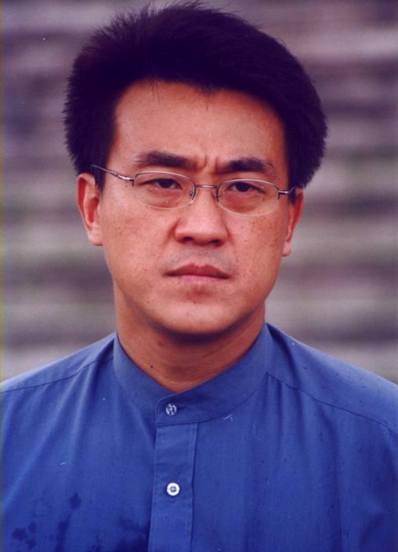 1997年，何冰遇到了多年未见的女同学李海洋，女同学说：“我都29了，嫁不出去了