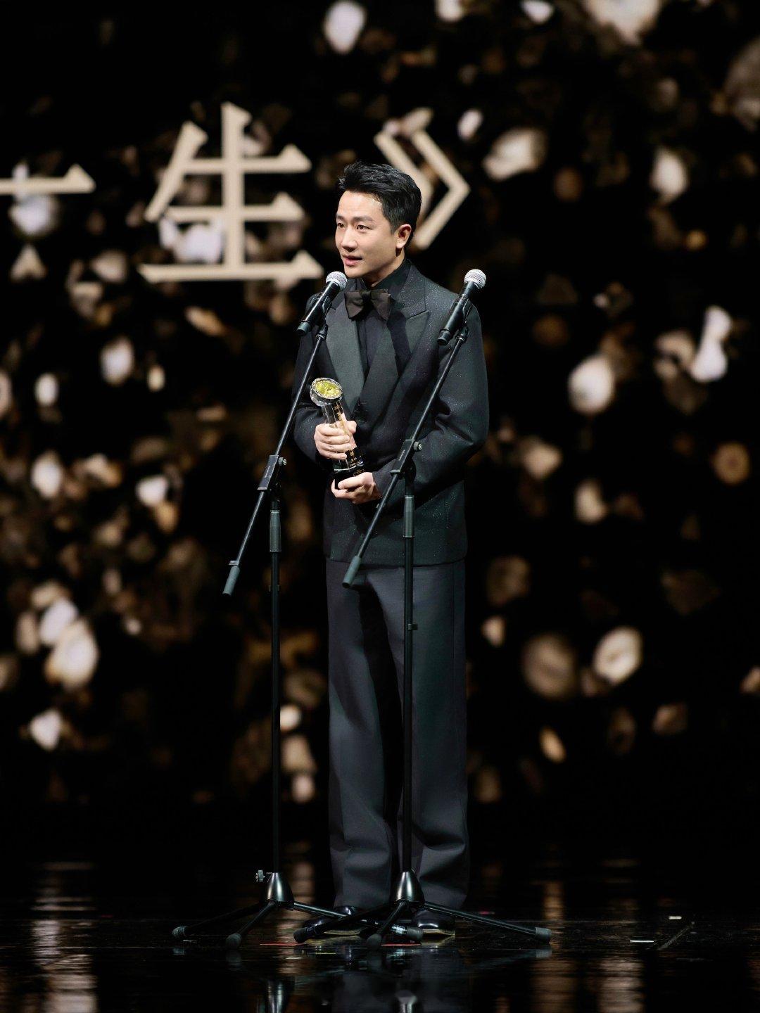 黄轩金莲花最佳男主角 不张扬，不浮躁，黄轩用18年深耕表演，让徐庆利和孟闯两个角