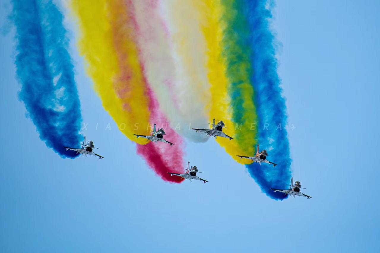 祖国的天空由我们来守护中国航展飞行表演 歼10c 教8 中国航展飞行表演