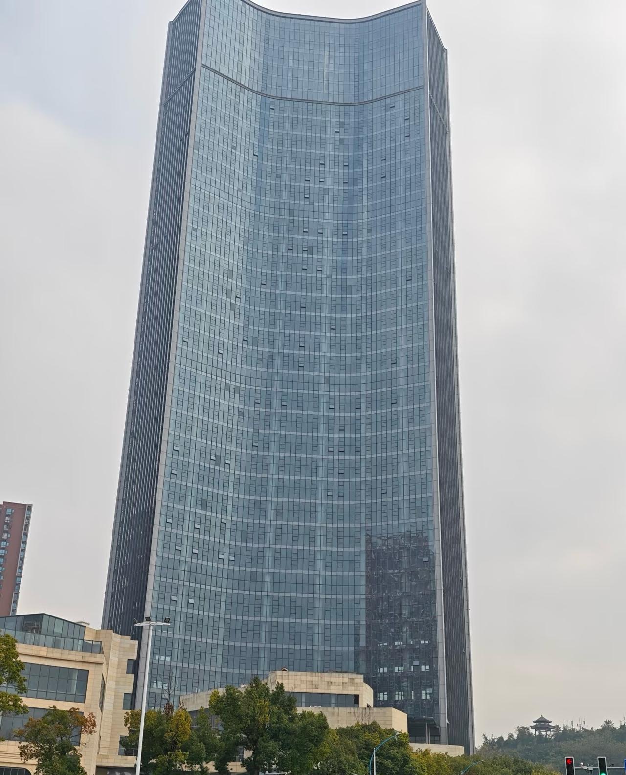 柳州这栋楼太空了。

以前城中区政府旁边的龙城大厦，至今连玻璃都还没贴完。老市委