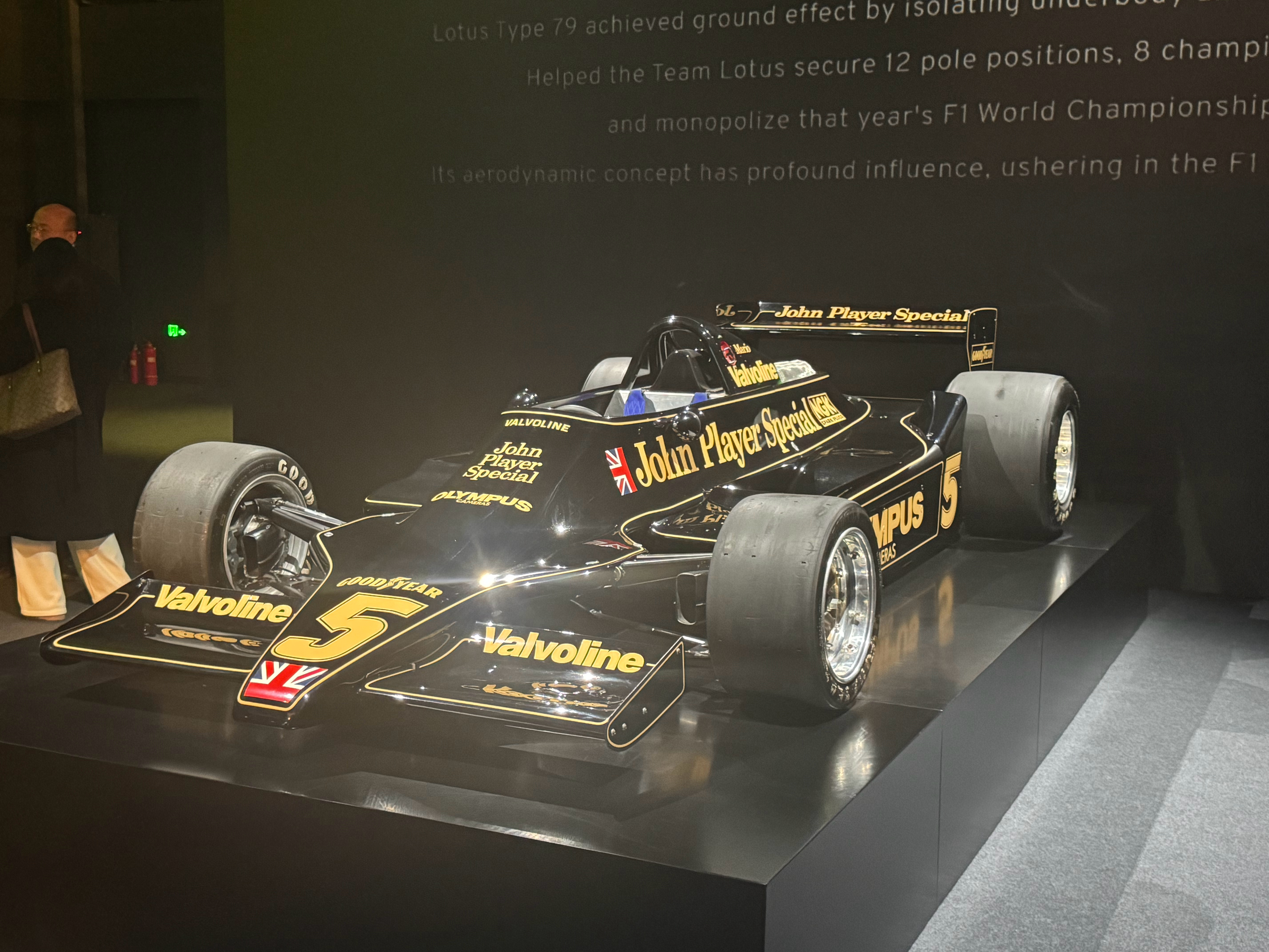 看看差不多50年前的LOTUS F1就这么帅！ 