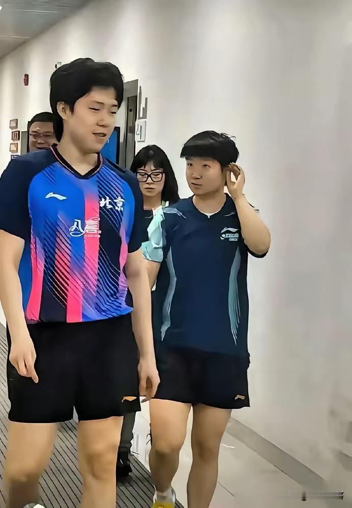 发现了吗？
莎头组合的互动越来越少了，
难怪混双会连续爆冷，
如今的莎头，
早已